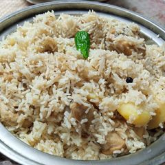 A picture of White biryani.