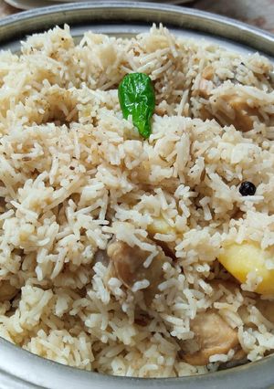 A picture of White biryani.