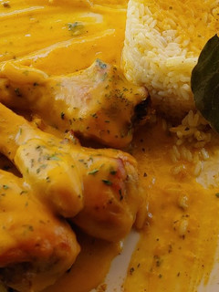 Una foto de Muslitos pollo en crema de vino blanco sin lactosa