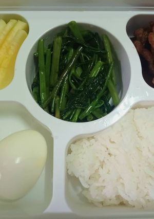 รูปของ ข้าวกล่องเมนูเด็ก ผัดผักบุ้ง หมูทอดน้ำปลา ไข่ต้ม
