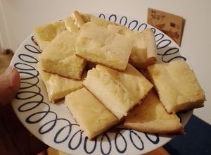 Una foto de Fainá de queso 🧀 con piso crocante!