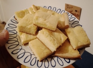 Una foto de Fainá de queso 🧀 con piso crocante!