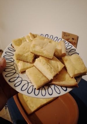 Una foto de Fainá de queso 🧀 con piso crocante!