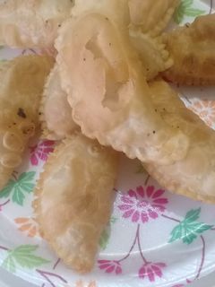 रवा गुझिया (Rava Gujiya recipe in Hindi) रेसिपी मुख्य फोटो