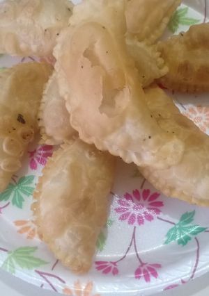 रवा गुझिया (Rava Gujiya recipe in Hindi) रेसिपी मुख्य फोटो