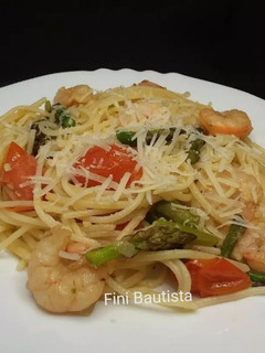 Una foto de Espaguetis con espárragos y gambas