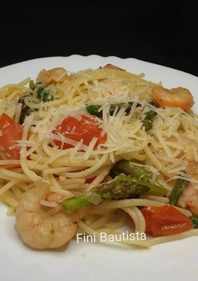 Una foto de Espaguetis con espárragos y gambas