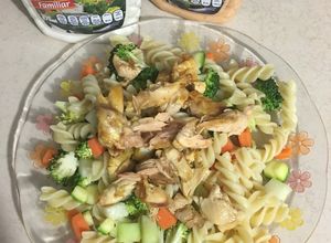 Una foto de Fusili con ensalada de verduras y pollo