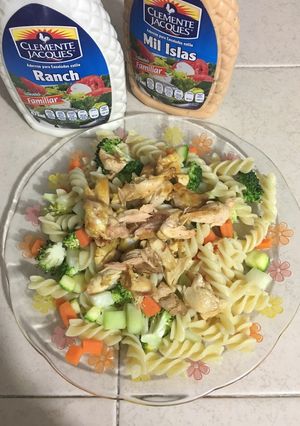 Una foto de Fusili con ensalada de verduras y pollo