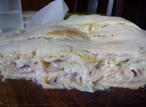 Una foto de Calzón de cebolla, jamón y queso