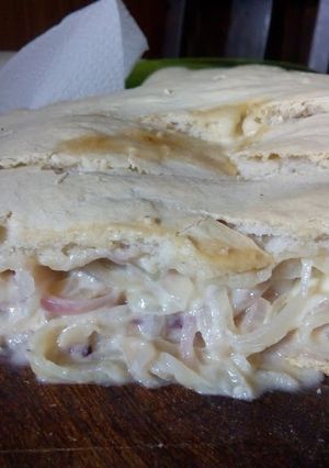 Una foto de Calzón de cebolla, jamón y queso