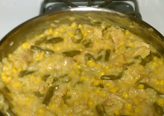 Skillet Cheesy Chicken and Rice Recipe