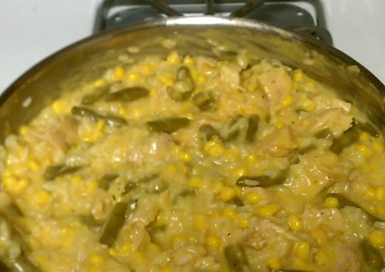 Simple Way to Prepare Perfect Skillet Cheesy Chicken and Rice