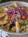 Ensalada de pasta con pimiento asado y aguacate