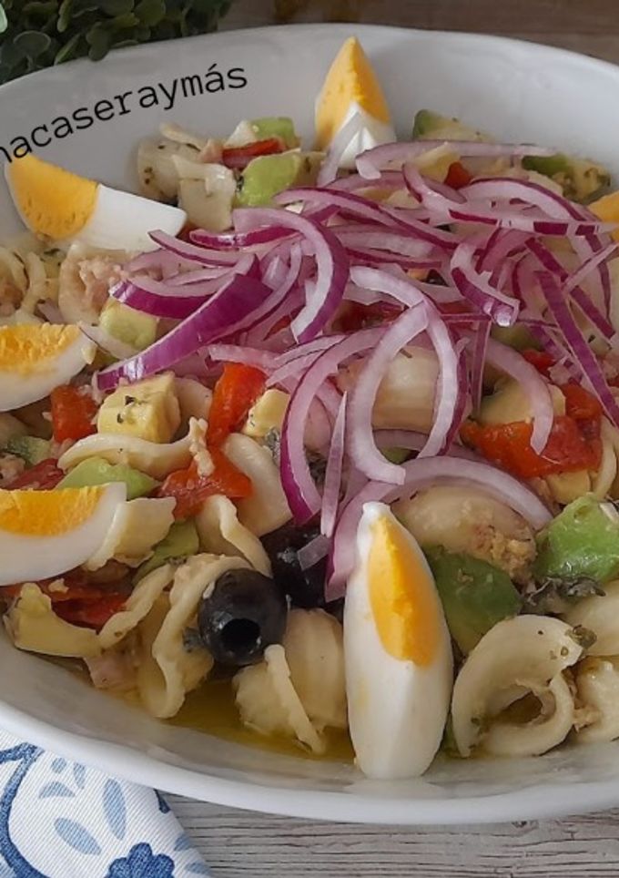 Una foto de Ensalada de pasta con pimiento asado y aguacate
