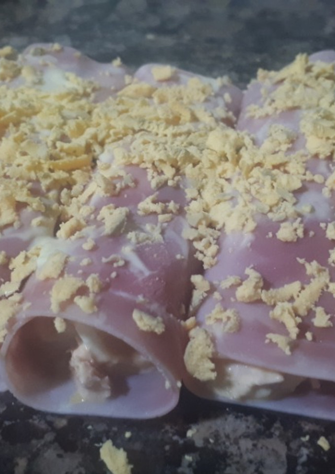 Una foto de Enrollados fríos de jamón dulce