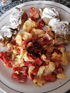 Una foto de Huevos revueltos con salchicha para asar