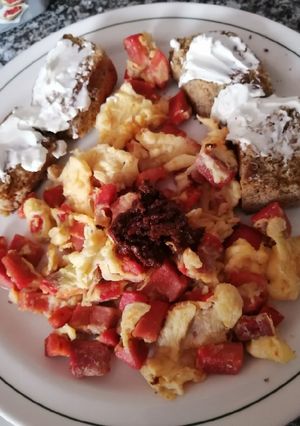Una foto de Huevos revueltos con salchicha para asar