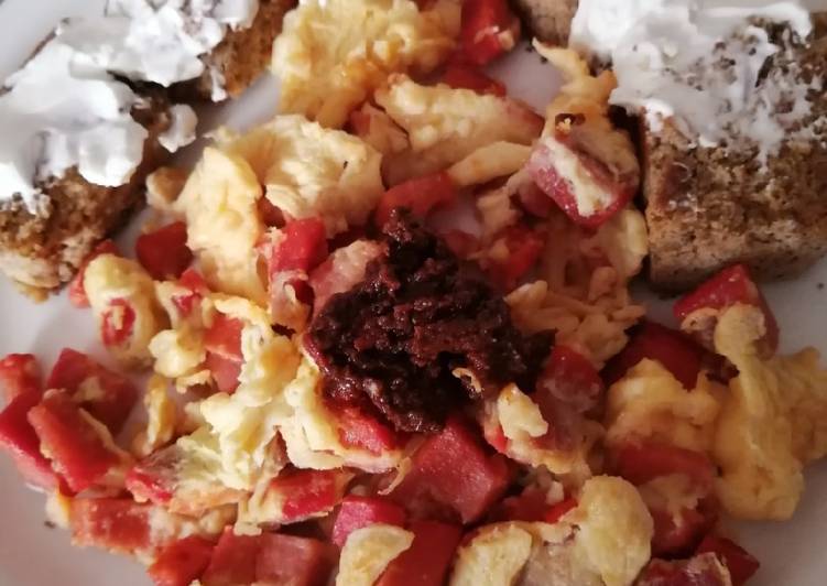 Huevos revueltos con salchicha para asar