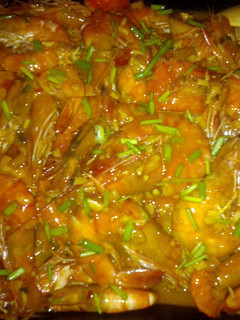 A picture of prawn with sweet chili sauce.