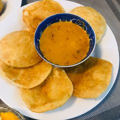 A picture of Khasta Kachori.