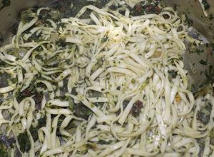 Una foto de Fideos con espinacas y trocitos de cantimpalo