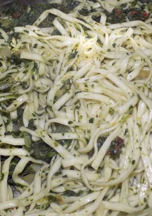 Una foto de Fideos con espinacas y trocitos de cantimpalo