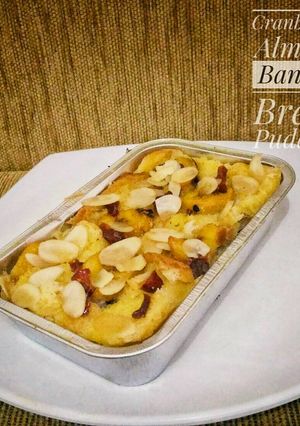 Foto resep Cranberry-Almond Banana Bread Pudding