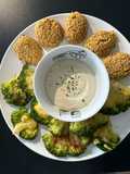 🌱 Chips de brócoli y Falafel de jalapeño (salsa de yogur casera) 🌱
