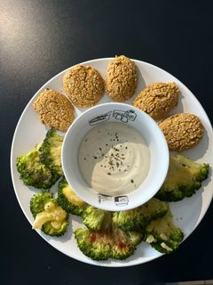 Una foto de 🌱 Chips de brócoli y Falafel de jalapeño (salsa de yogur casera) 🌱