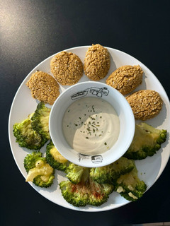 Una foto de 🌱 Chips de brócoli y Falafel de jalapeño (salsa de yogur casera) 🌱