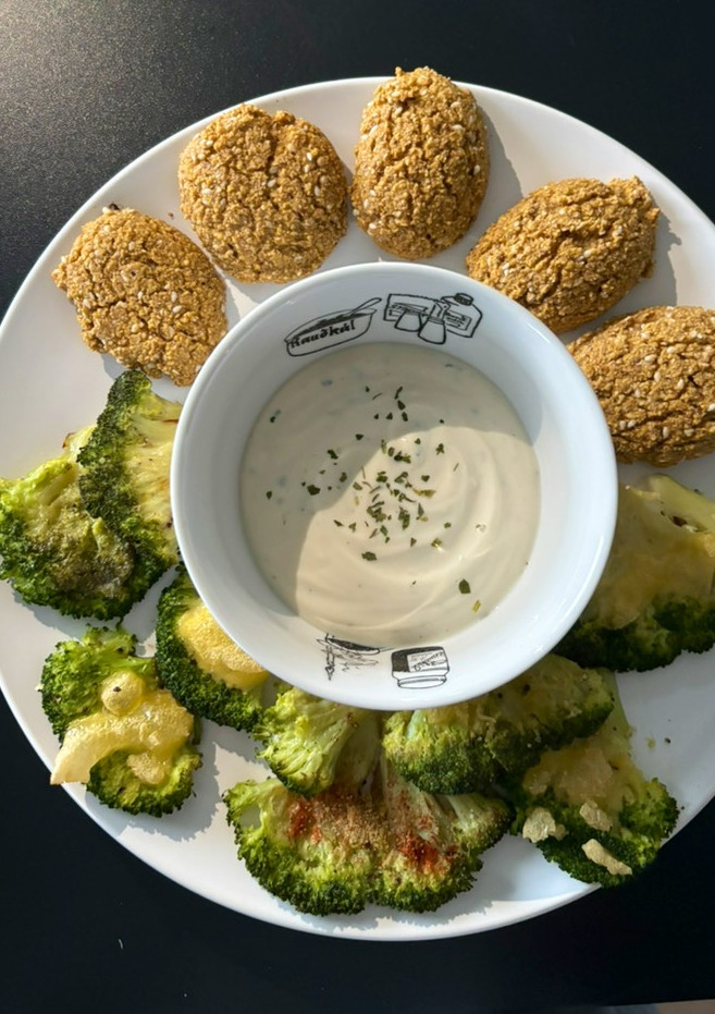 Una foto de 🌱 Chips de brócoli y Falafel de jalapeño (salsa de yogur casera) 🌱