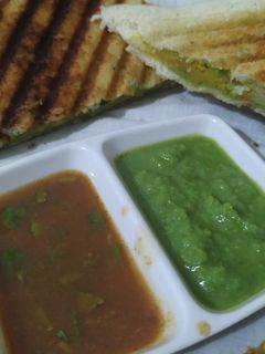 આલુ ગ્રિલ સેન્ડવીચ(Aloo grill sandwich Recipe in Gujarati) રેસીપી મુખ્ય ફોટો