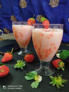 स्ट्रॉबेरी लस्सी (strawberry lassi recipe in Hindi) रेसिपी मुख्य फोटो