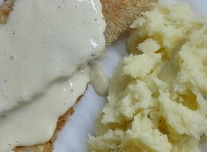 Una foto de Filet con Crema de Mostaza y Puré Casero ♥️