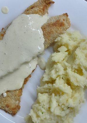 Una foto de Filet con Crema de Mostaza y Puré Casero ♥️