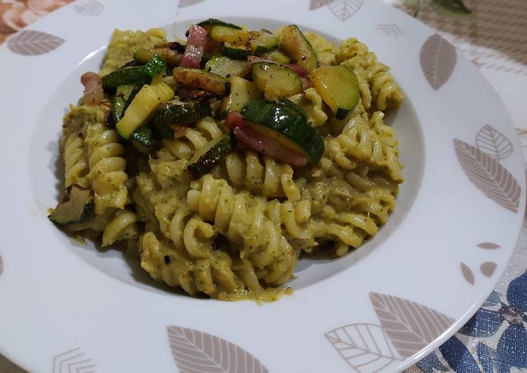 Fusilli con crema di zucchine e pancetta affumicata