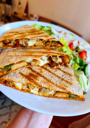 Csirkés quesadilla 🐥🧅🧀🌮 recept fotója