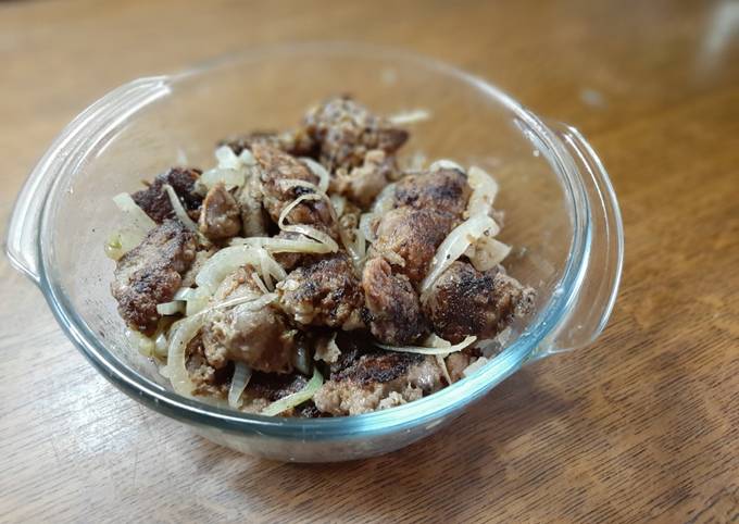 Куриная печень с луком на сковороде (жареная) — рецепт с фото пошагово