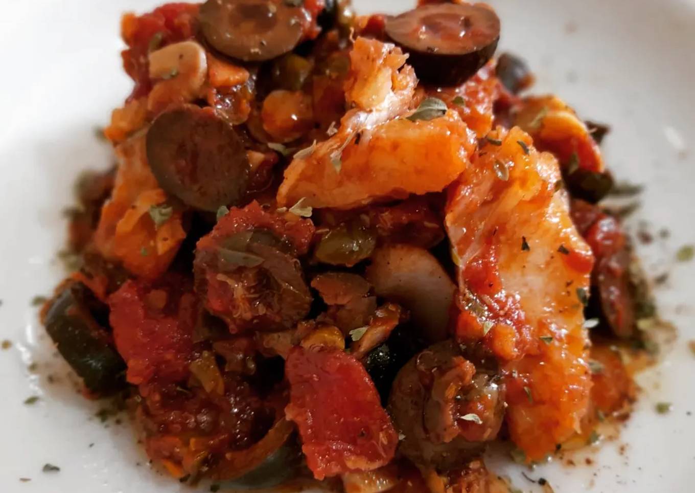 Ensalada de bacalao confitado a la puttanesca