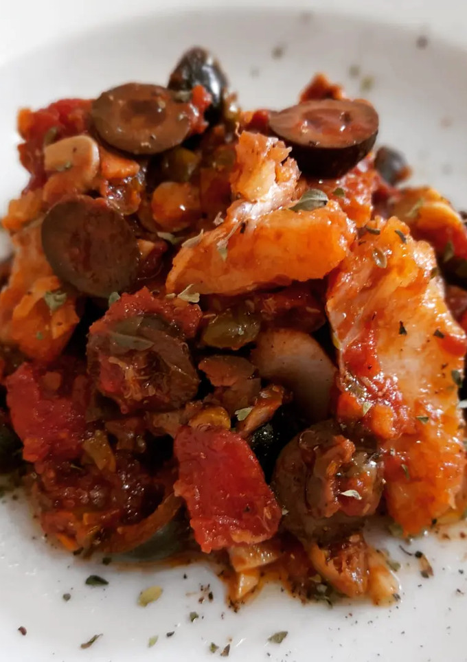 Una foto de Ensalada de bacalao confitado a la puttanesca