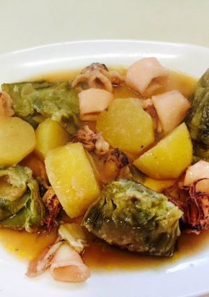 Foto principal de Estofado de alcachofas y calamares