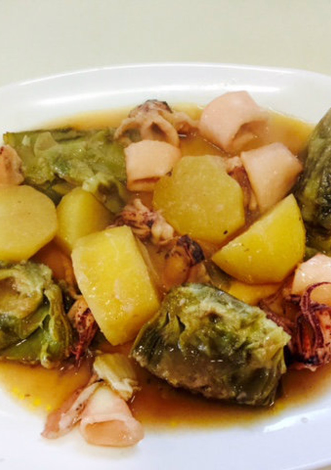 Una foto de Estofado de alcachofas y calamares