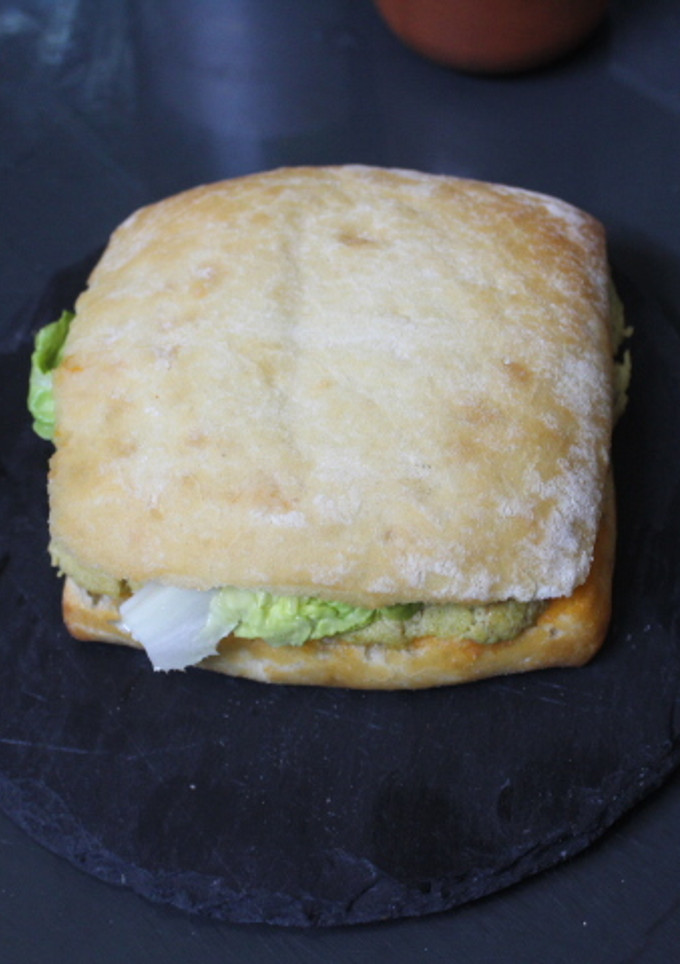 Una foto de Panecillo cuadrado con tortilla cuadrada de judías verdes