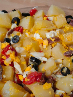 Una foto de Ensalada de patata, anchoas y pimientos del piquillo