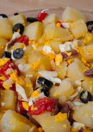 Una foto de Ensalada de patata, anchoas y pimientos del piquillo