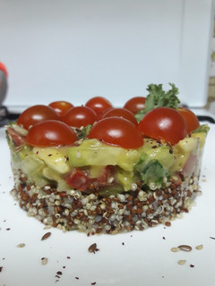 Una foto de Timbal de ceviche de verduras y quinoa 🥑🍄