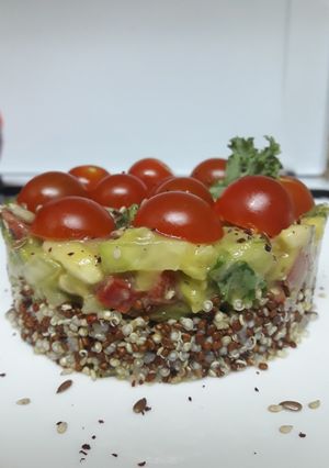 Una foto de Timbal de ceviche de verduras y quinoa 🥑🍄