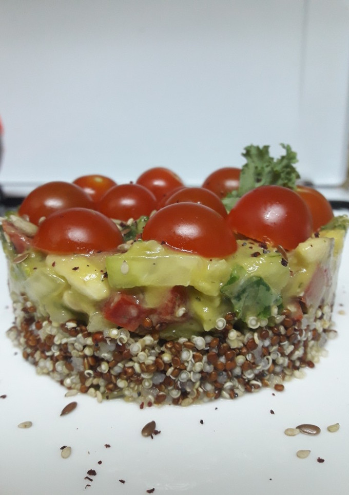 Una foto de Timbal de ceviche de verduras y quinoa 🥑🍄