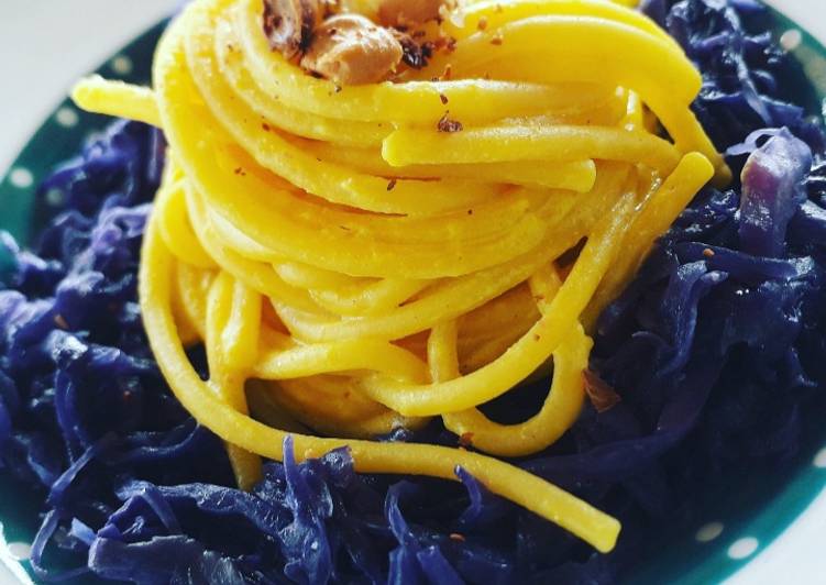 How to Make Fatto in casa Spaghettoni alla crema di ricotta e zafferano con crauto rosso
